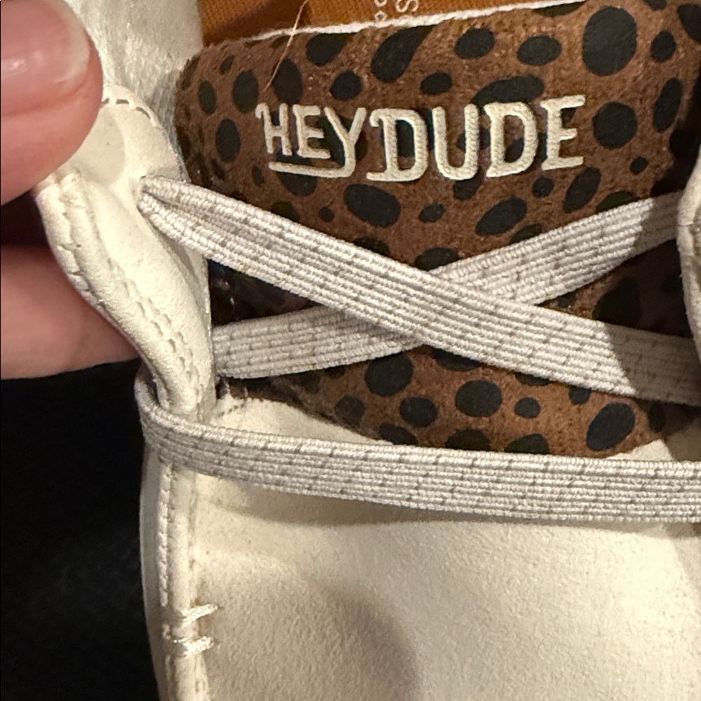 NWD Hey Dude Wendy Dudesole+ WOMENS 9 Cream Loafers with Brown Accents - Picture 2 of 10